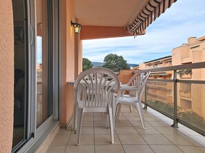 Outdoor dining - 1-Bedroom Apartment with Air Conditioning and Garage (Bormes-les-Mimosas)