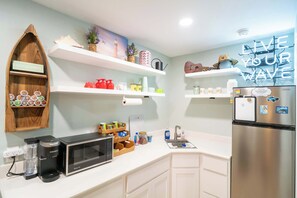 Fridge, microwave, stovetop, dishwasher - The Whole Zen Lodge: Main House+2 Private Hot Tubs (Lawton)