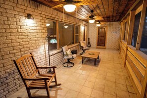 Interior - The Whole Zen Lodge: Main House+2 Private Hot Tubs (Lawton)