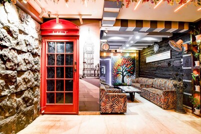 Deluxe Circus Avenue Road Hotel Rockstar