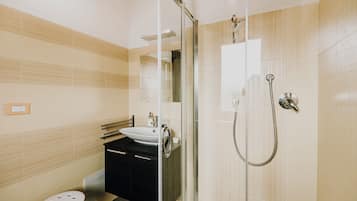 Doccia, asciugacapelli, asciugamani, sapone
