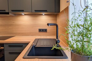 Een koelkast, een oven, een kookplaat, een vaatwasser