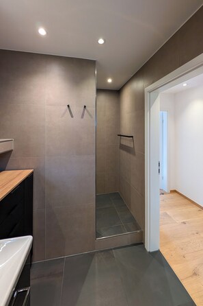 Shower, hair dryer, towels - FreiBlick: Modern vacation apartment for 2 with mountain views near Ludwigstraße (Garmisch-Partenkirchen)