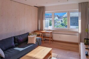 TV - FreiBlick: Modern vacation apartment for 2 with mountain views near Ludwigstraße (Garmisch-Partenkirchen)