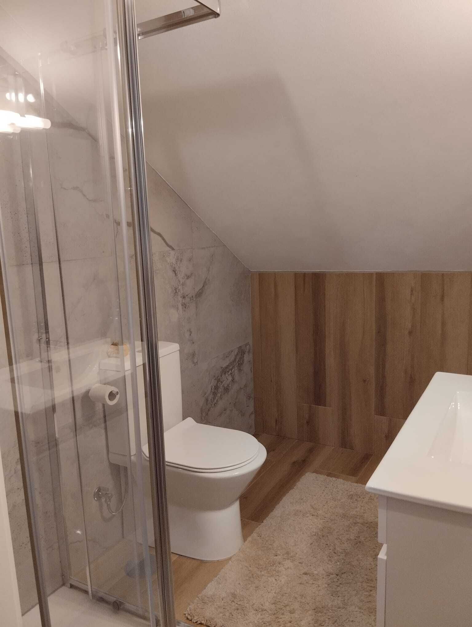 Sèche-cheveux, bidet, serviettes fournies, savon