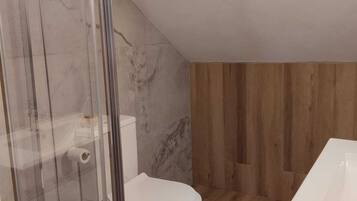 SĂšche-cheveux, bidet, serviettes fournies, savon