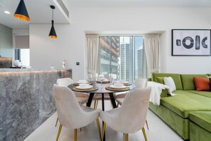 Comfort appartement, 2 slaapkamers, balkon, uitzicht op golfbaan | Dineerruimte