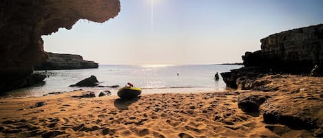 Playa en los alrededores y toallas de playa