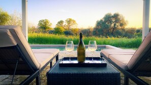 Property grounds - Luxury private condo for 2 w/pool in Apulian hills. Only 15 mins from beach! (Puglia)
