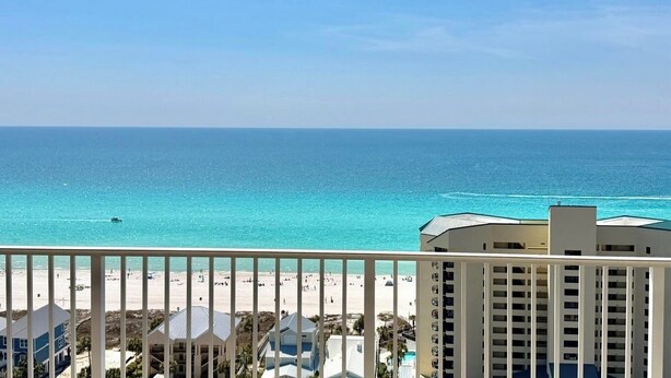 Un hotel sul lungomare con vista sull'oceano e sulla spiaggia.