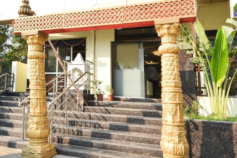 Deluxe Hotel Godavari