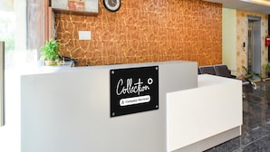 Una reception con una insegna che riporta 'Collection Company-Serviced'.