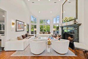 Smart TV, fireplace, video games, DVD player - Private 1-Acre 6BR Luxury Estate - FIFA World Cup 20min to MetLife Stadium & NYC (Cresskill)