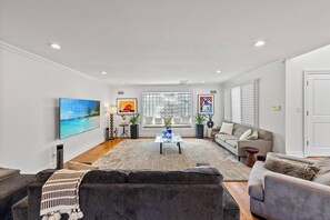 Smart TV, fireplace, video games, DVD player - Private 1-Acre 6BR Luxury Estate - FIFA World Cup 20min to MetLife Stadium & NYC (Cresskill)