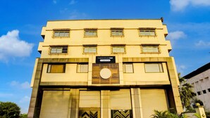 A multi-story building with a sign reading 'TOWNHOUSE OAK' and a company service label. - Townhouse Oak New Nashik Highway (Bhiwandi)