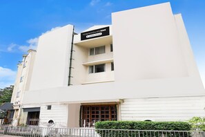 A white building with a sign that reads 'TOWNHOUSE OAK Company-Serviced'. - Super Townhouse Oak Vashi (Navi Mumbai)