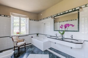 Villa | Bathroom - Villa Near Lucca With Tuscan Garden Views (Capannori)