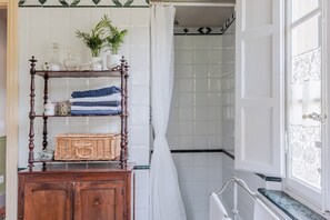 Villa | Bathroom - Villa Near Lucca With Tuscan Garden Views (Capannori)