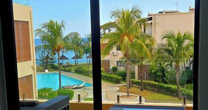 Ocean View 3BR Pool Condo| 2 baths| Sleeps 6| 50m walk to Flic-en-Flac Beach