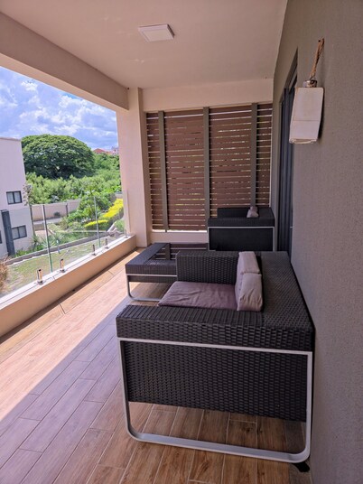 Ocean View 3BR Pool Condo| 2 baths| Sleeps 6| 50m walk to Flic-en-Flac Beach