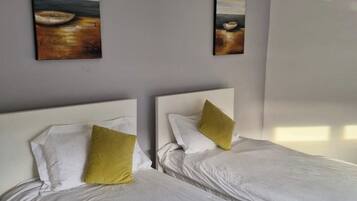 3 chambres, coffres-forts dans les chambres, fer et planche à repasser