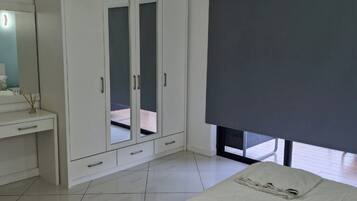 3 chambres, coffres-forts dans les chambres, fer et planche à repasser