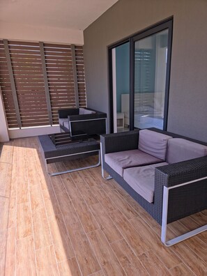 Terrace/patio - Ocean View 3BR Pool Condo| 2 baths| Sleeps 6| 50m walk to Flic-en-Flac Beach (Flic en Flac)