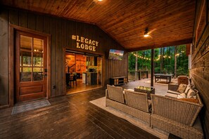 Outdoor dining - Sleeps 21 • 4 King Ensuites • Game Room, Hot Tub & Outdoor Fun (Broken Bow)