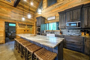 Fridge, microwave, oven, stovetop - Sleeps 21 • 4 King Ensuites • Game Room, Hot Tub & Outdoor Fun (Broken Bow)