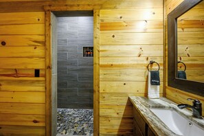 Shower, towels - Sleeps 21 • 4 King Ensuites • Game Room, Hot Tub & Outdoor Fun (Broken Bow)