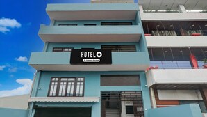 A multi-story hotel with a sign reading 'HOTELO' and a wheelchair accessibility symbol. - Super Hotel Buddheshwar Temple Lucknow (Lucknow)