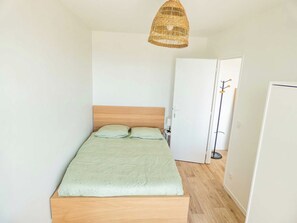 1 bedroom - Private Room in a Shared Apartment - Bron (Bron)
