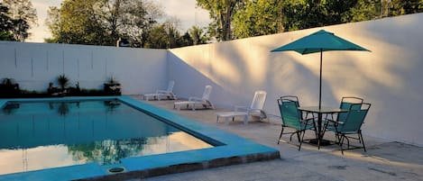 Una piscina al aire libre