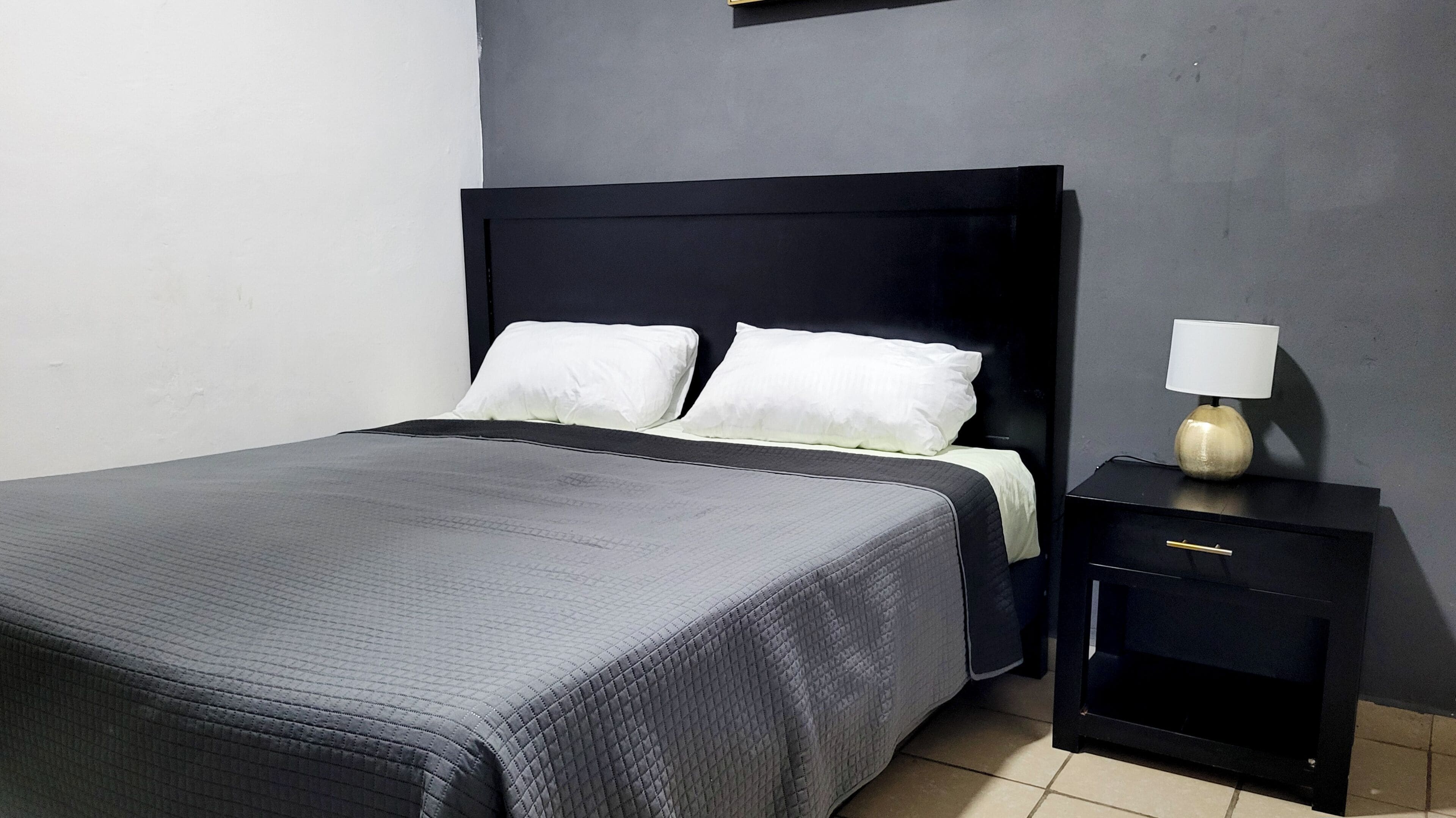 Espacio para trabajar con laptop, wifi gratis y ropa de cama 
