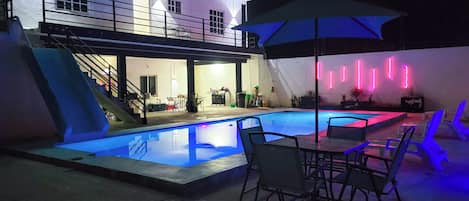 Una piscina al aire libre