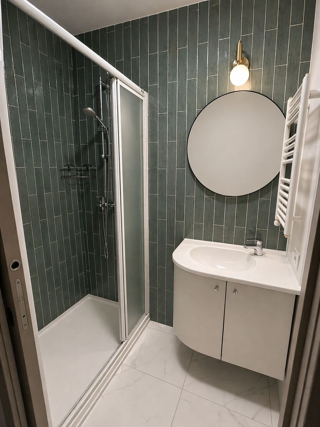 Een haardroger, handdoeken, zeep, toiletpapier