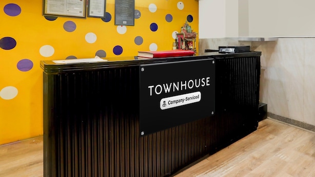 En receptionsdisk med et skilt, der siger 'TOWNHOUSE Company-Serviced'.