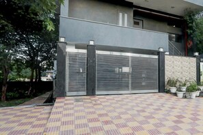 House | Reception - Classic With Balcony Rohini Sector 24 (New Delhi)
