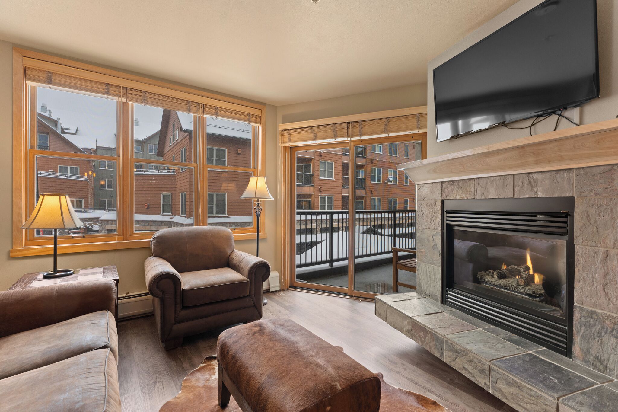 TV, fireplace