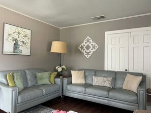 Smart TV - 4-bedroom Cottage Home Next to TCU. (Fort Worth)