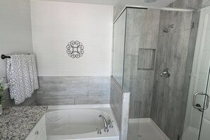 Shower, hair dryer, towels, soap - 4-bedroom Cottage Home Next to TCU. (Fort Worth)