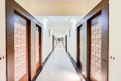 Deluxe Infocity Metrohotel Grand Krishna
