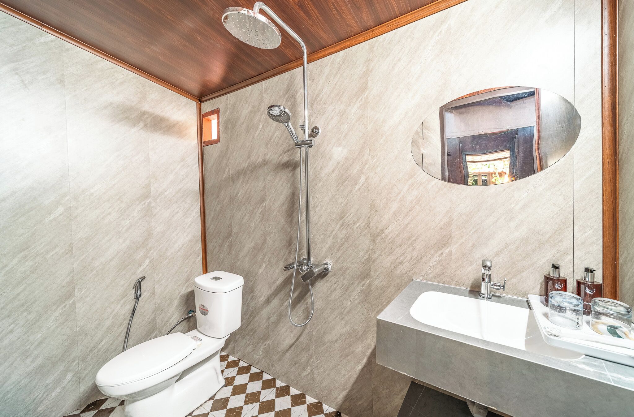 Ducha, artículos de tocador gratuitos, secador de pelo, toallas