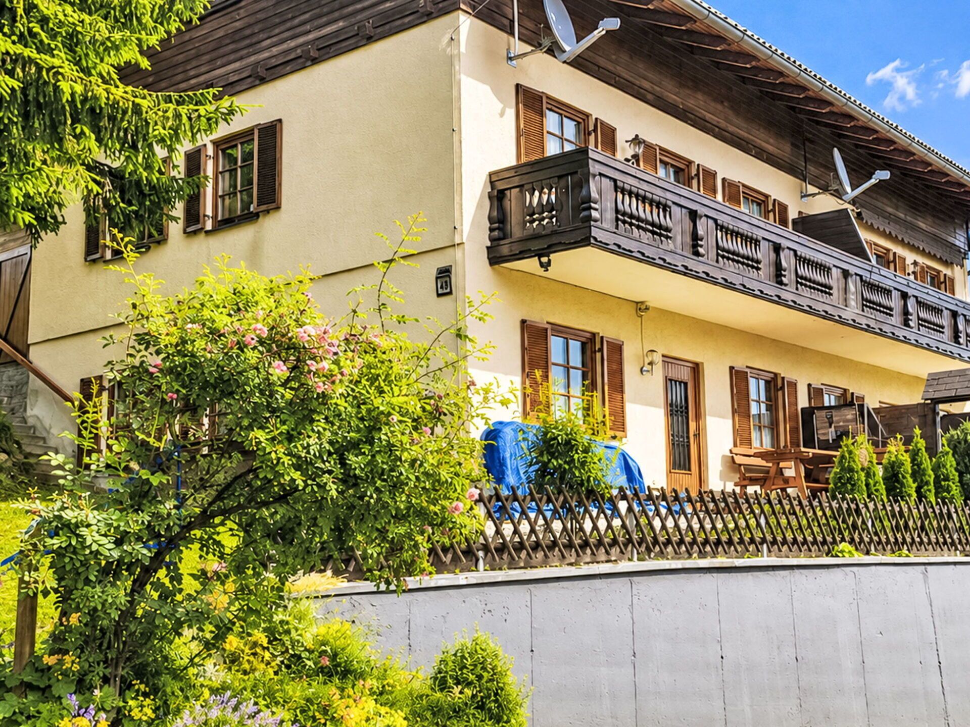 Fenêtre, Maison, Porte, Domicile, Balcon, Porche, Cour, Villa, Allée, Clôture