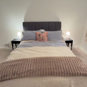 3 bedrooms, WiFi, bed sheets - Stylish apartment in city centre, excellent link to London by rail, bus & road (Camberley)