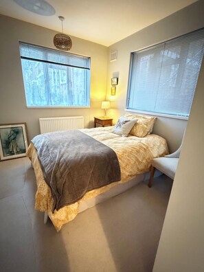 3 bedrooms, WiFi, bed sheets - Stylish apartment in city centre, excellent link to London by rail, bus & road (Camberley)
