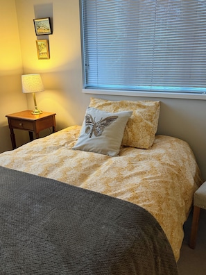 3 bedrooms, WiFi, bed sheets - Stylish apartment in city centre, excellent link to London by rail, bus & road (Camberley)