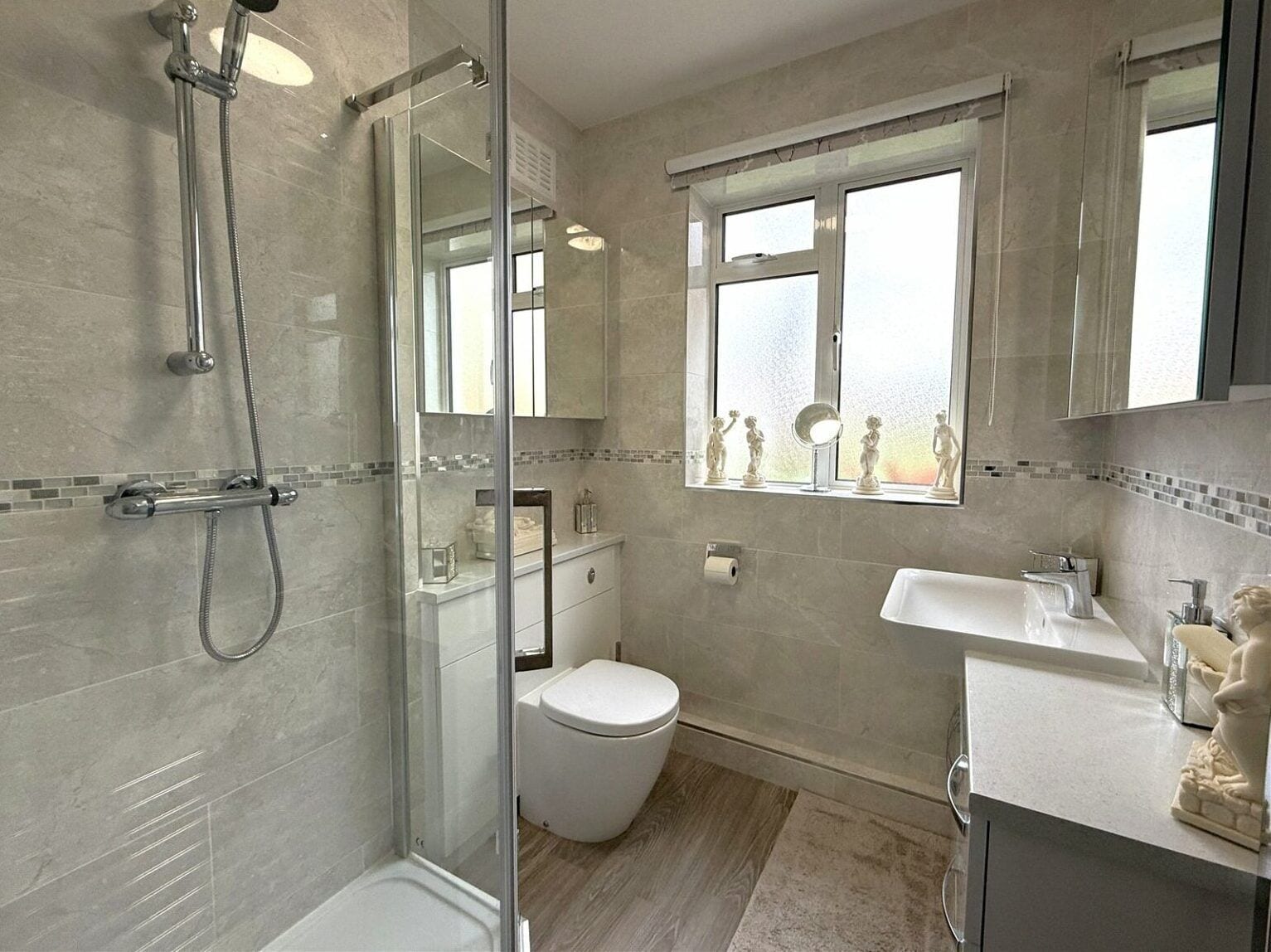 Dusche, Handtücher, Seife, Toilettenpapier