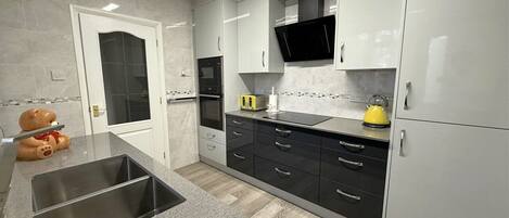 Micro-ondes, four, plaque de cuisson