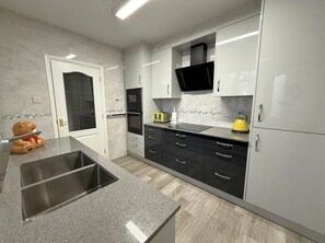 Microwave, oven, stovetop - Stylish apartment in city centre, excellent link to London by rail, bus & road (Camberley)